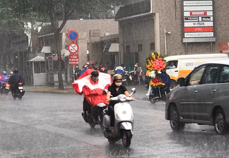 Khoảng 16h ngày 18/1, khu vực trung tâm TP.HCM và các quận, huyện lân cận bất ngờ trời đổ mưa lớn khiến người đi đường không kịp trở tay do không chuẩn bị áo mưa.