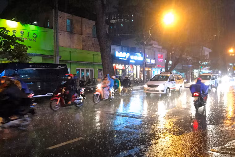 Cơn mưa trái mùa vào những ngày cận Tết nguyên đán cũng khiến nhiều nhà vườn trồng mai, hoa kiểng cung cấp cho thị trường Tết tỏ ra lo lắng.