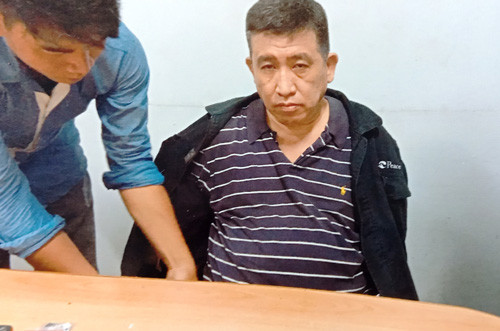 Đối tượng Bùi Sĩ Chu thời điểm bị các trinh sát bắt giữ cùng tang vật.