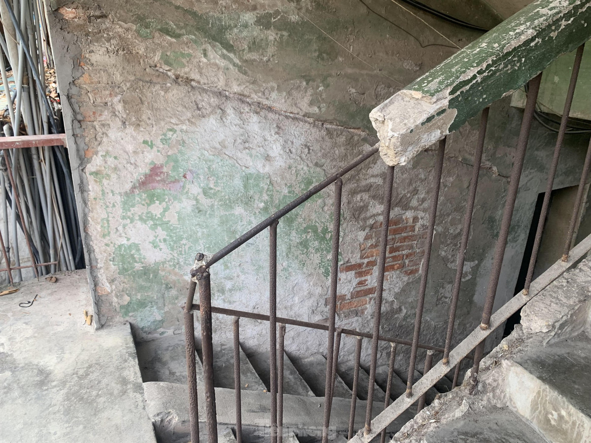 Toàn bộ vôi vữa của khu tập thể này đều đã mục nát và bị rơi ra từng mảng lớn. Kết cấu ban đầu của khu tập thể đã không còn chịu được sự “bào mòn” của thời gian và hoạt động cơi nới.