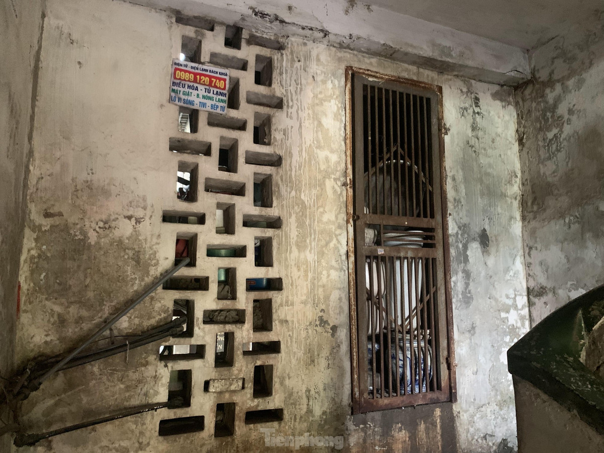 Theo cư dân sinh sống tại Khu tập thể Viện Hóa học thì cả khu nhà bị rung lắc mạnh khi có ô tô hoặc tàu hỏa chạy qua, mưa to thì dột, luôn luôn thiếu sáng. Thậm chí một vài năm gần đây, khu nhà đã có dấu hiệu bị nghiêng 