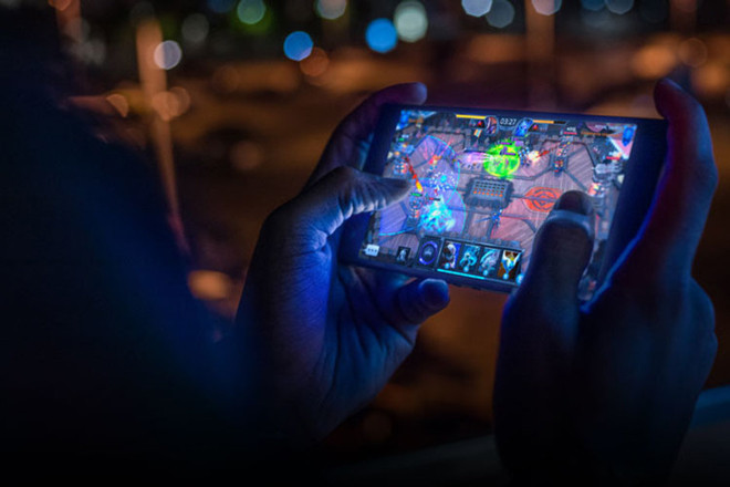 Razer Phone 3 Dự kiến ra mắt: Tháng 10 Tương lai của những chiếc điện thoại chơi game Razer là rất lớn. Có tin đồn cho hay Razer Phone 3 sẽ chuẩn bị được xuất xưởng năm 2019, đây thực sự là một tin tuyệt vời cho các game thủ! Tuy nhiên, Razer Phone 3 sẽ cần phải cải thiện nhiều hơn so với thiết kế hoặc hiệu năng chơi game nếu muốn được người dùng ghi nhận. Ngoài ra, bộ phận camera của điện thoại cũng cần được “thay da đổi thịt” để tương xứng với các flagship cao cấp hiện tại. Ảnh: Razer Phone 2.