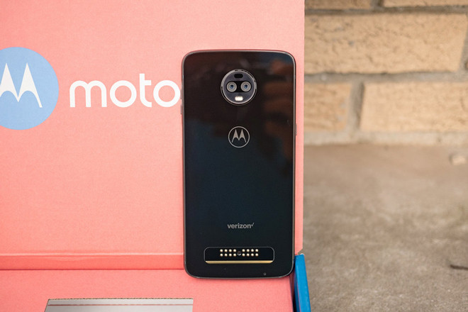 Motorola Moto Z4 Dự kiến ra mắt: Tháng 8 - Tháng 9 Đã gần ba năm kể từ khi Motorola tung ra hệ thống phụ kiện Moto Mods. Dường như đã đến lúc Moto phải từ bỏ phụ kiện này và đi theo một hướng mới với Moto Z4 với trọng tâm là hoàn thiện ba yếu tố cần thiết của một chiếc smartphone hiện đại: hiệu năng, camera và thời lượng pin. Ảnh: Motorola Moto Z3.