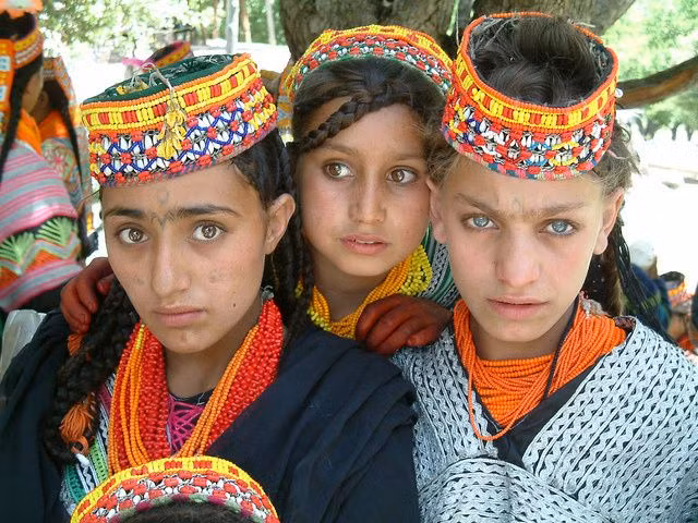 Người Kalash nổi tiếng với những lễ hiến tế, các lễ hội được tổ chức để cảm tạ nguồn tài nguyên thiên nhiên phong phú từ 3 thung lũng nơi họ sinh sống.