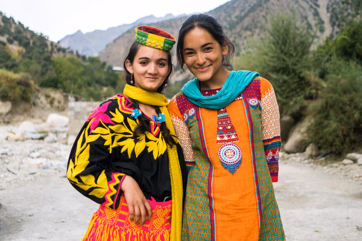 Các bé gái Kalash được coi là phụ nữ khi 4 hoặc 5 tuổi và kết hôn ở tuổi 14-15. Nếu một người phụ nữ muốn thay đổi chồng, cô sẽ viết một lá thư cho người chồng tương lai của mình, thông báo việc người chồng hiện tại đã trả cho cô bao nhiêu hồi môn. Như vậy, người chồng mới sẽ phải trả gấp đôi nếu muốn cưới cô.