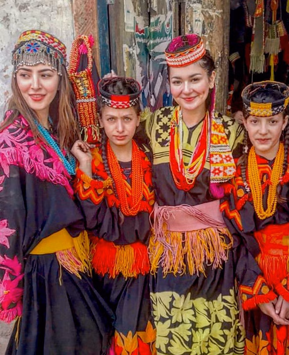 Người Kalash cũng nổi tiếng với những đặc điểm ngoại hình đặc biệt, đó là màu da, mắt và tóc đều sáng nhợt nhạt.