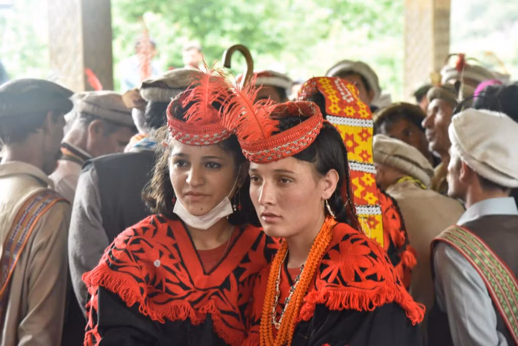 Văn hóa của người Kalash rất độc đáo và khác biệt so với nhiều nhóm dân tộc Hồi giáo đương đại xung quanh. Họ là những người đa thần và thiên nhiên đóng vai trò rất quan trọng, thiêng liêng trong cuộc sống hàng ngày.