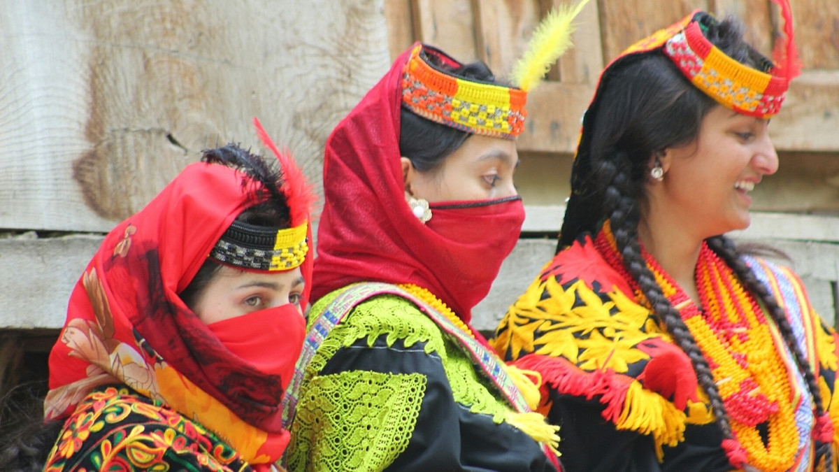 Họ cũng trải qua quá trình sinh nở ở bashaleni này. Ngoài ra, sau khi sinh con, phụ nữ Kalash sẽ trải qua một nghi thức gọi là khôi phục "sự thuần khiết", sau đó họ mới được quay lại với chồng.