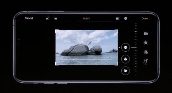  Các tính năng camera mới Hiện nay xu hướng chụp hình trên smartphone không chỉ là cuộc đua tăng số lượng camera với khả năng sử dụng linh hoạt, mà còn là khả năng zoom ấn tượng. Huawei, Oppo và thậm chí cả đối thủ của Apple là Samsung luôn đi đầu về khả năng này, mỗi chiếc smartphone cao cấp của các hãng đều có ít nhất ba camera phía sau cho khả năng chụp ảnh zoom rất tốt.