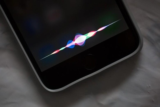  Siri có gì được cập nhật không?Siri, trợ lý kỹ thuật số của Apple trên iOS 13 sẽ sử dụng AI để âm thanh mượt mà hơn và ít bị cắt xén hơn. Mặc dù Siri có một hoặc hai kỹ năng để kết nối với các thiết bị trong hệ sinh thái của Apple, như HomePod, AirPods và Carplay, nhưng Apple đã không đề cập đến nhiều thay đổi đối với Siri trên iPhone. Trong khi đó, Google đã có nhiều thay đổi với trợ lý kỹ thuật số Assistant trong thời gian qua, bao gồm cả việc bổ sung thêm nhiều giọng nói mới, bao gồm cả giọng của ca sĩ John Legend, nhưng iPhone vẫn chưa có được điều đó. Hỗ trợ cử chỉ cảm ứng - nhưng phải đến iOS 14Tin đồn này có cảm giác giống như một điều gì đó xa xôi, đặc biệt là khi iPhone hiện nay không thể bắt kịp với các smartphone đã hỗ trợ cử chỉ cảm ứng như LG G8 và Galaxy S cũ. Nhưng iPhone tương lai được đồn đại sẽ hỗ trợ các cử chỉ điều khiển mà cần không chạm vào thiết bị. Hiện Apple đã không đưa ra bất kỳ bình luận nào về thông tin trên. *)Title do Kiến Thức biên tập lại