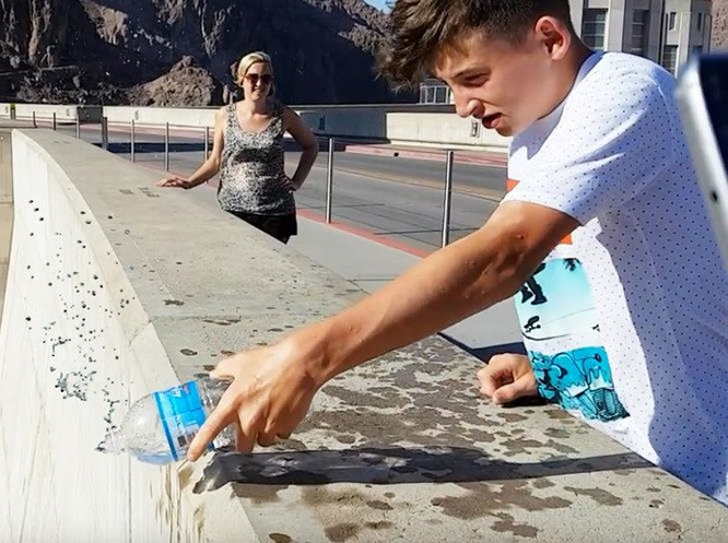 Đập Hoover ở Nevada, Mỹ Khi đứng trên con đập cao hơn 221 mét này, bạn có thể thực hiện một thí nghiệm đơn giản. Hãy thử đổ nước ra khỏi chai. Điều kỳ lạ là nước thay vì rơi xuống sẽ bắn ngược lên. Điều tương tự cũng xảy ra nếu bạn cố ném một vật nhẹ từ cùng độ cao. Nguyên nhân là do luồng khí mạnh bên dưới tạo lực đẩy lớn khiến các vật nhẹ không bị hút bởi trọng lực.