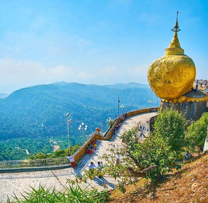 Những tảng đá vàng ở Myanmar Tảng đá được bao phủ bằng vàng này trông có vẻ sẽ rơi xuống bất cứ lúc nào. Nhưng trong thực tế, nó đã tọa lạc ở đúng vị trí đó trong 2.500 năm. Theo truyền thuyết, tảng đá được giữ bởi mái tóc của Đức Phật nằm bên trong nó. Mặc dù không có gì neo giữ, tảng đá cao đến 7,6 mét này vẫn giữ nguyên tư thế thách thức trọng lực trong hàng ngàn năm qua.