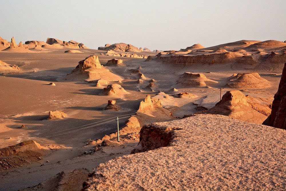 Dasht-e Lut, Iran hay sa mạc Lut được xem là nơi nóng nhất trên Trái Đất (Theo: VnExpress)