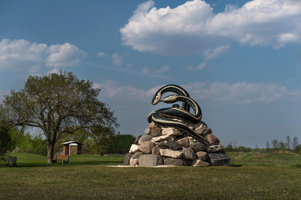Cảnh tượng lạnh người, chứng kiến vài chục nghìn con rắn sọc đỏ, có tên khoa học là Thamnophis sirtalis, bò cuốn nhung nhúc đến phát sợ diễn ra ở khu bảo tồn hoang dã ở tỉnh Manitoba của Canada.