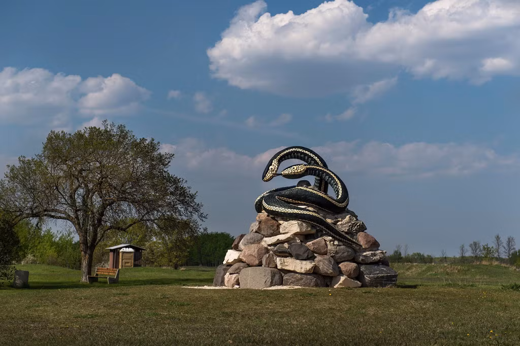 Cảnh tượng lạnh người, chứng kiến vài chục nghìn con rắn sọc đỏ, có tên khoa học là Thamnophis sirtalis, bò cuốn nhung nhúc đến phát sợ diễn ra ở khu bảo tồn hoang dã ở tỉnh Manitoba của Canada.