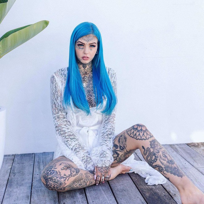 Cô đã đi đến tận Mỹ để mua được bộ răng nanh làm từ nhựa acrylic trông rất giống thật.