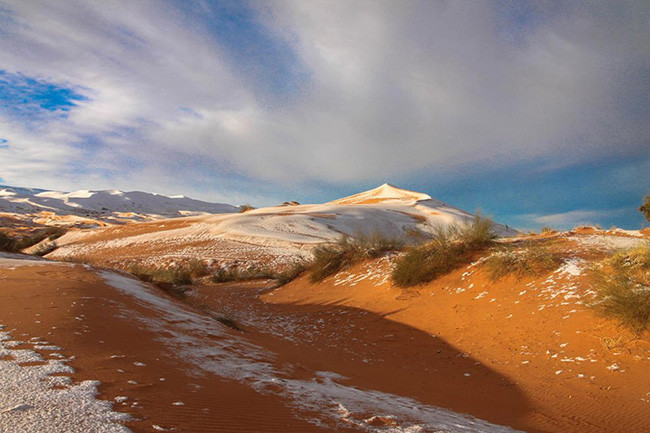 Theo ghi nhận, một lớp tuyết đã bao phủ sa mạc Sahara gần Ain Sefra, Algeria, vào ngày 7/1/18. Trong lịch sử, điều này đã xảy ra một số lần, gần đây nhất là vào năm 2016.