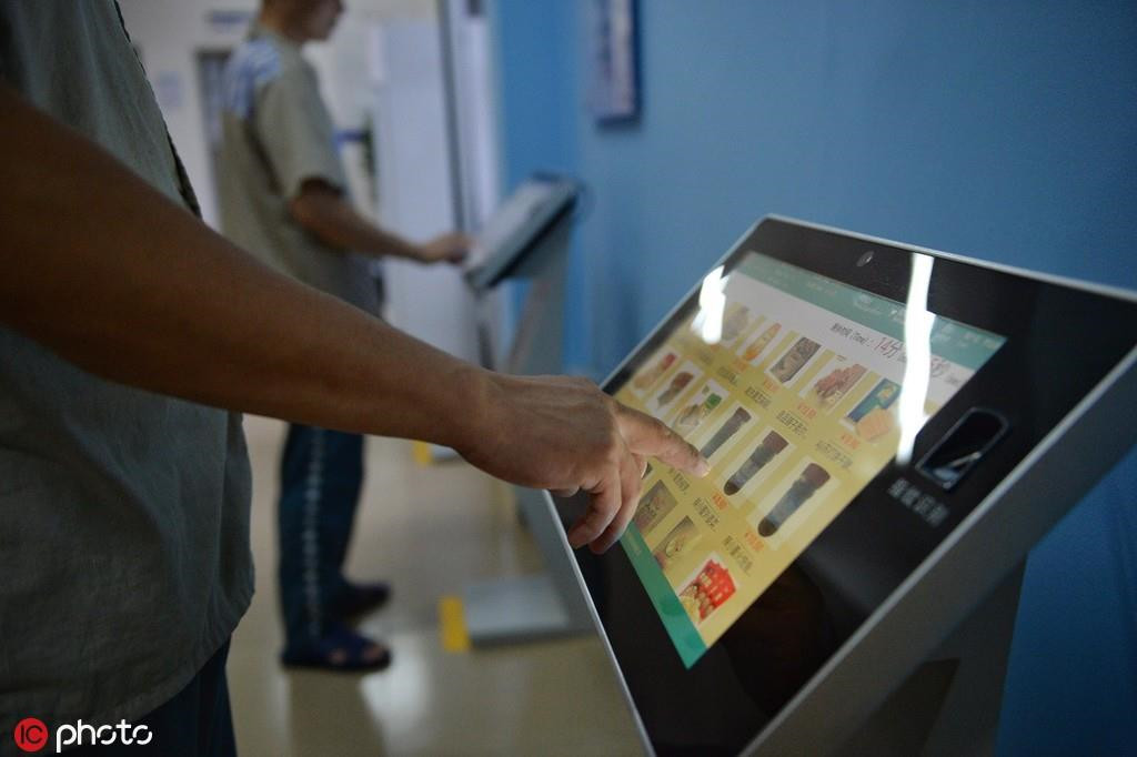 Theo đó, trong mỗi tầng của nhà tù đều được trang bị trạm mua sắm online với 200 sản phẩm thuộc 68 ngành hàng bao gồm nhu yếu phẩm, đồ dùng học tập, quà tặng và có cả thuốc lá. Để mua được các sản phẩm, tù nhân cần phải đăng nhập một tài khoản mua sắm online bằng cách nhập mật khẩu hoặc dùng dấu vân tay.