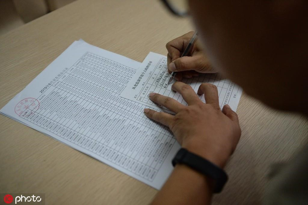 Bên cạnh đó, nhà tù còn có tủ lạnh để phạm nhân bảo quản đồ uống, thức ăn… với tên của họ được để phía trên, tránh tình trạng tranh chấp. Mỗi phạm nhân được phép mua sắm online một tháng một lần, trong vòng 15 phút. Để tiết kiệm thời gian, các tù nhân có thể xem qua danh sách những mặt hàng được in sẵn và lựa chọn nhanh hơn.