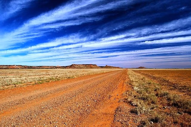 Vùng đất chết thuộc bang Queensland, nằm ở phía đông bắc Australia, là nơi khô cằn nứt nẻ không kém gì sa mạc Lut ở Iran. Thậm chí có thời điểm, nhiệt độ tại bề mặt nơi này còn cao hơn so với điểm nóng nhất thế giới (Theo: Dân trí)