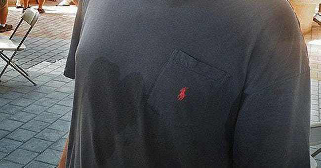 Nước là một nguồn tài nguyên hạn chế trong không gian. Do đó, các nhà thiên văn học phải uống nước được tái chế từ mồ hôi và nước tiểu của họ để tồn tại ở môi trường này. Nhà thiên văn học của NASA Scott Kelly đã uống khoảng 730 lít nước tái chế này trong suốt 1 năm ông thực hiện nhiệm vụ ngoài không gian.