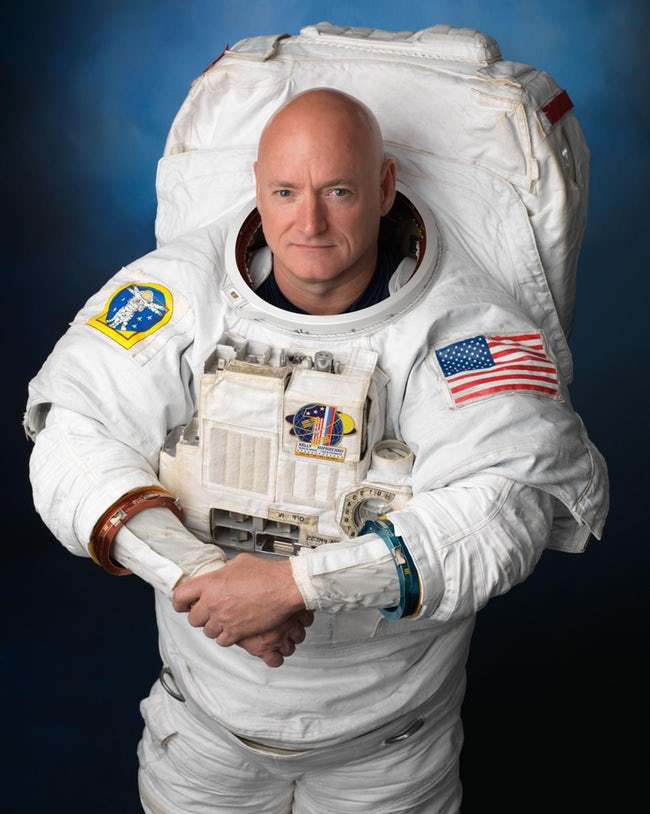 Sống lâu trong môi trường không gian có thể làm thay đổi ADN. Phi hành gia Scott Kelly sau khi sống 1 năm ở Trạm Vũ trụ Quốc tế rồi trở về Trái Đất đã cao thêm hơn 5 cm và có những thay đổi khác về mẫu gen so với người anh em song sinh của ông là Mike. Mặc dù sau đó Kelly đã trở về chiều cao ban đầu nhưng những thay đổi về gen của ông dường như không thể quay lại như trước. Điều đó tức là Kelly và người anh em của mình không còn là anh em song sinh nữa.