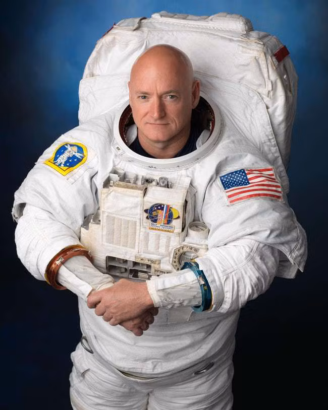 Sống lâu trong môi trường không gian có thể làm thay đổi ADN. Phi hành gia Scott Kelly sau khi sống 1 năm ở Trạm Vũ trụ Quốc tế rồi trở về Trái Đất đã cao thêm hơn 5 cm và có những thay đổi khác về mẫu gen so với người anh em song sinh của ông là Mike. Mặc dù sau đó Kelly đã trở về chiều cao ban đầu nhưng những thay đổi về gen của ông dường như không thể quay lại như trước. Điều đó tức là Kelly và người anh em của mình không còn là anh em song sinh nữa.