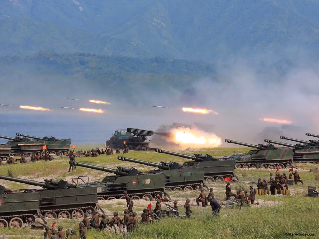 Chưa cần tới tên lửa đạn đạo liên lục địa, các chuyên gia thống nhất rằng, hệ thống pháo binh (pháo tự hành, pháo kéo xa, pháo phản lực) Triều Tiên đặt từ DMZ có thể oanh tạc thẳng vào Seoul, Hàn Quốc. Hãy tưởng tượng xem, chỉ cần vài trăm khẩu sau một loạt bắn thì mức độ tàn phá ko thua gì tên lửa đạn đạo. Nguồn ảnh: Military-Today