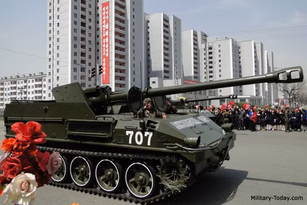 Điều dễ nhận thấy nhất đó chinh là thiết kế “mui trần” của pháo tự hành Triều Tiên. Trong ảnh, Triều Tiên thiết kế khẩu pháo tự hành 122mm này rất đơn giản – đó là việc cải tạo lại khung một chiếc xe thiết giáp, lắp bệ pháo 122mm vào vậy là xong! Nguồn ảnh: Military-Today