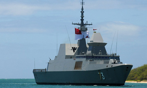 Về lực lượng trên mặt nước, Hải quân Singapore đã điều ít nhất 2 tàu chiến và có thể thêm 1-2 tàu nữa tham gia chiến dịch tìm kiếm. Cụ thể, nước này đã triển khai tàu hộ vệ tên lửa hiện đại nhất Đông Nam Á RSS Supreme có lượng giãn nước hơn 3.000 tấn.