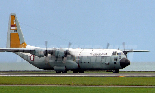 Ngoài Singapore thì Không quân Indonesia và cả Malaysia cũng đã điều những chiếc C-130 tương tự để tìm kiếm máy bay Air Asia.