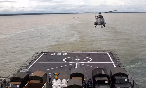Loại tàu đổ bộ lớn này có thể chở nhiều tàu xuồng các loại, 2-3 trực thăng vận tải/chống ngầm cỡ lớn.