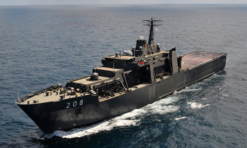 Một tàu đổ bộ tăng cỡ lớn thuộc lớp Endurance có lượng giãn nước hơn 8.000 tấn của Hải quân Singpore cũng đã sẵn sàng tham gia chiến dịch tìm kiếm máy bay Airbus A320 của Air Asia mất tích.