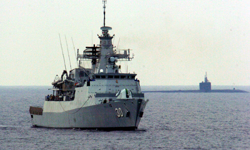 Về phía Hải quân Malaysia, nước này đã triển khai 3 tàu chiến gồm: KD Lekiu, KD Lekir và KD Pahang chở theo các máy bay trực thăng tới khu vực tìm kiếm. Trong ảnh là chiếc KD Lekiu sẽ được điều động tới vùng biển máy bay gặp nạn để tìm kiếm.