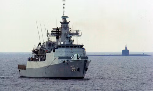 Về phía Hải quân Malaysia, nước này đã triển khai 3 tàu chiến gồm: KD Lekiu, KD Lekir và KD Pahang chở theo các máy bay trực thăng tới khu vực tìm kiếm. Trong ảnh là chiếc KD Lekiu sẽ được điều động tới vùng biển máy bay gặp nạn để tìm kiếm.