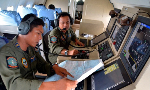 Trong ảnh, hai sĩ quan chỉ huy chiến thuật (TACCO) đang trao đổi trong khoang máy bay CN235 tham gia tìm kiếm máy bay số hiệu QZ 8501 của Air Asia.