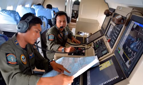 Trong ảnh, hai sĩ quan chỉ huy chiến thuật (TACCO) đang trao đổi trong khoang máy bay CN235 tham gia tìm kiếm máy bay số hiệu QZ 8501 của Air Asia.