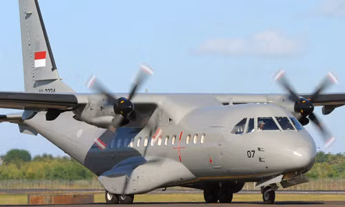 Bên cạnh đó, cũng trong hôm qua, Không quân Indonesia đã điều thêm cả máy bay trinh sát biển CN235 MPA được trang bị nhiều khí tài trinh sát/tìm kiếm mặt biển hiện đại để tìm kiếm. CN-235 cũng là máy bay phù hợp cho công tác cứu hộ cứu nạn khi mà tầm bay đạt tới hơn 4.000km, như vậy cho khả năng quần đảo trên khu vực rộng lớn.