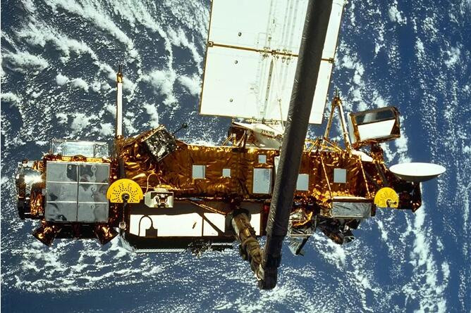 Trên thực tế, trong 50 năm qua, các tàu vũ trụ nhân tạo chưa bị phân hủy hoàn toàn sau khi rơi trở về bầu khí quyển trái đất, kết quả chúng đã rơi xuống bề mặt trái đất với hơn 5.400 tấn mảnh vụn từ không gian. May mắn thay, xác suất bạn bị trúng những mảnh này nhỏ hơn một triệu lần so với xác suất bạn trúng vé xổ số Powerball hạng trung. Vì vậy, không có gì là đáng lo cả.