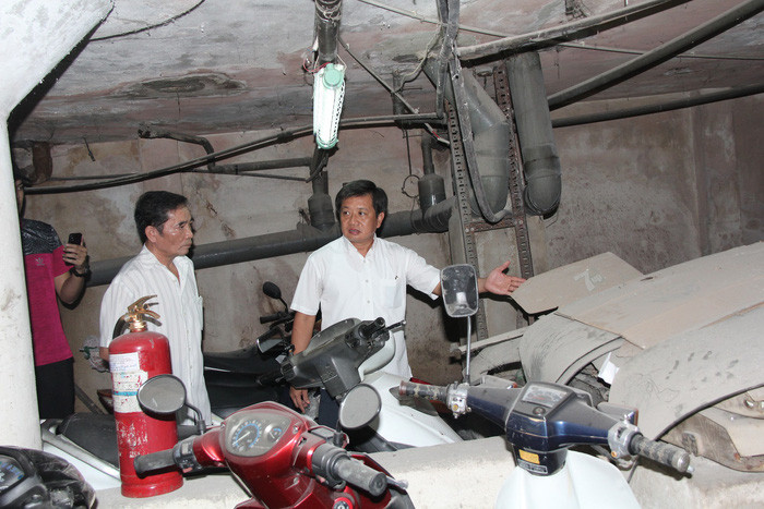 Tầng hầm giữ xe chung cư 145 Nguyễn Trãi chứa nhiều vật dụng dễ cháy - Ảnh: QUANG KHẢI