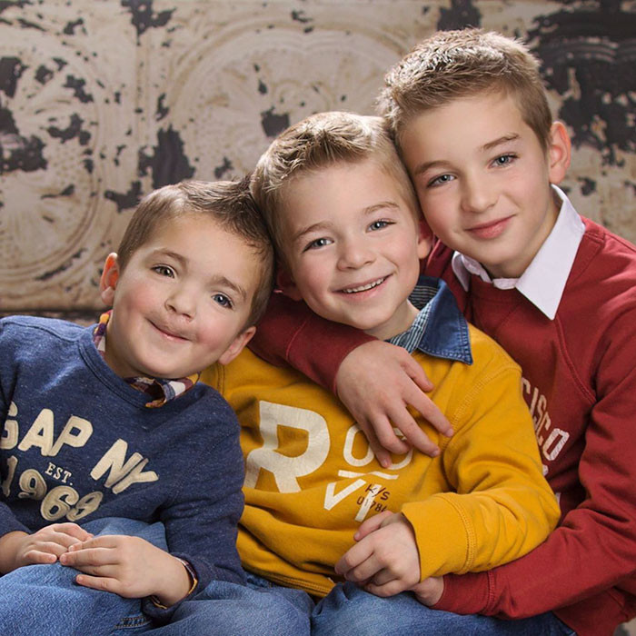 Trong ảnh là Madden và hai người anh trai vô cùng điển trai của cậu. Dù Madden khiếm khuyết và khác biệt, thế nhưng hai anh trai của cậu vẫn yêu thương và bảo vệ cậu vô điều kiện.