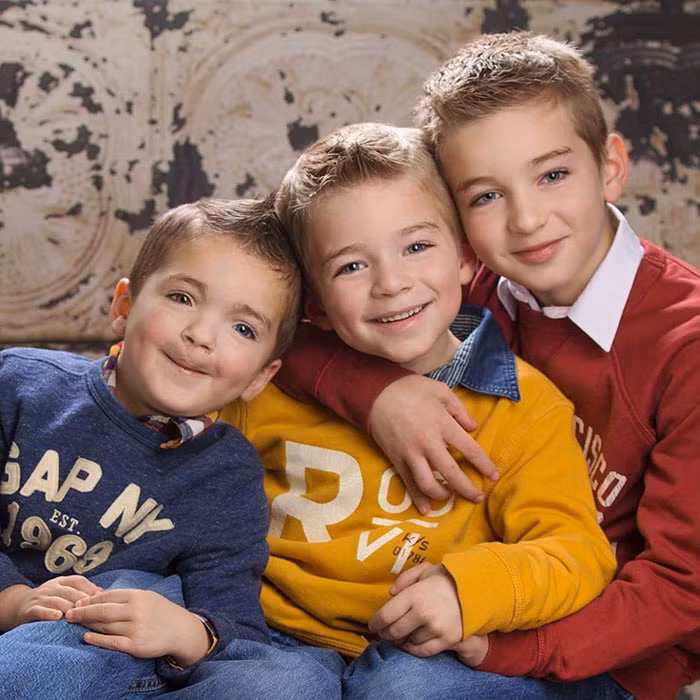 Trong ảnh là Madden và hai người anh trai vô cùng điển trai của cậu. Dù Madden khiếm khuyết và khác biệt, thế nhưng hai anh trai của cậu vẫn yêu thương và bảo vệ cậu vô điều kiện.