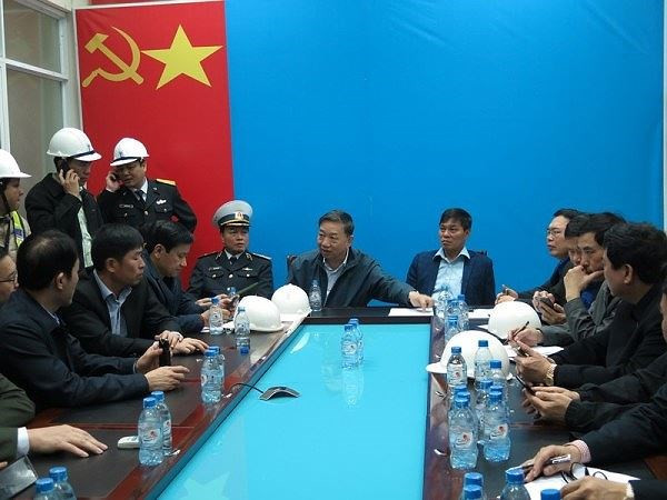 Bộ trưởng Tô Lâm chỉ đạo công tác chữa cháy tàu Hải Hả 18, đêm 10-3 tại Hải Phòng.