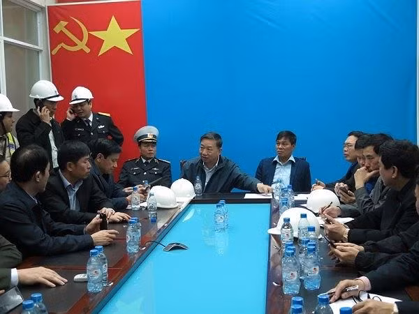 Bộ trưởng Tô Lâm chỉ đạo công tác chữa cháy tàu Hải Hả 18, đêm 10-3 tại Hải Phòng.