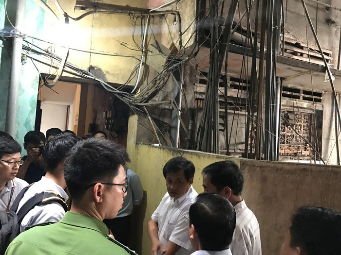 Dây điện, ống nước chằng chịt bên trong chung cư 145 Nguyễn Trãi - Ảnh: QUANG KHẢI