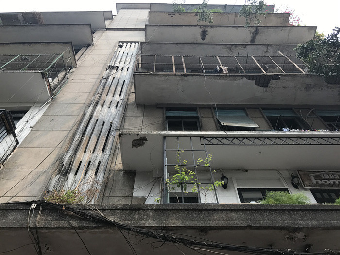 Mặt tiền chung cư 145 Nguyễn Trãi trông khá cũ, nhiều kết cấu xuống cấp - Ảnh: QUANG KHẢI