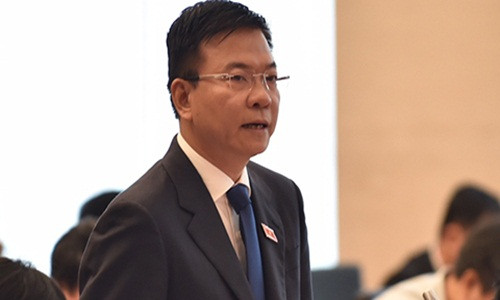 Bộ trưởng Bộ Tư Pháp Lê Thành Long trả lời chất vấn.