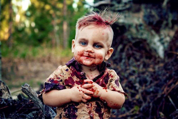 Hình ảnh khác trong bộ ảnh kinh dị nhưng cũng không kém phần đáng yêu của bé Phoenix. Ảnh: Amanda Queen Photography.