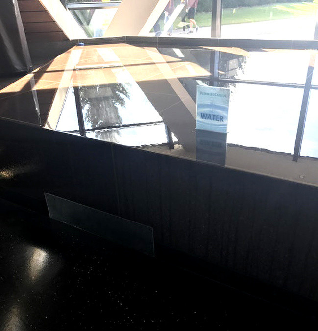 Nếu không có biển cảnh báo, đa số mọi người đều cho rằng đây là một chiếc bàn được tráng bóng.