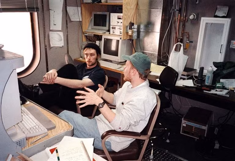 Cũng vì thế, cơ thể của Rodney chỉ được lưu trữ trong tủ đông suốt 6 tháng, khoảng thời gian gây bất lợi cho những nhà điều tra tìm kiếm đầu mối cần thiết. Trong suốt thời gian dài sau cái chết của Rodney, rất nhiều nhà khoa học không giấu nổi sự hoang mang. Bởi vì theo họ, nếu Rodney thực sự bị giết, một trong số những nhà khoa học đang làm việc tại Nam cực đã làm điều đó.